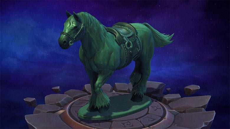зеленую пластиковую лошадку